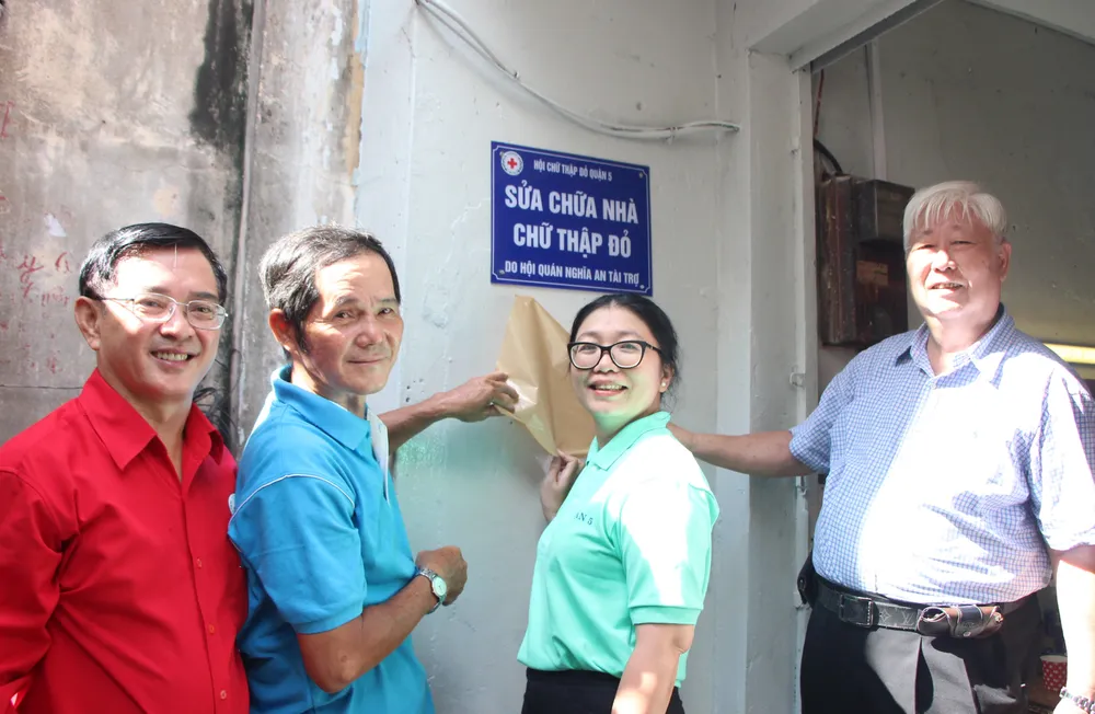 Cao điểm thi đua 200 ngày, quận 5 tổng vệ sinh, cải tạo chung cư, sửa nhà, tặng cây cho người dân  ảnh 5