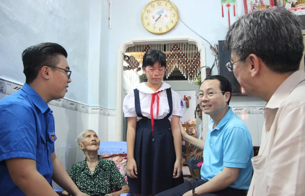 Cao điểm thi đua 200 ngày, quận 5 tổng vệ sinh, cải tạo chung cư, sửa nhà, tặng cây cho người dân  ảnh 2