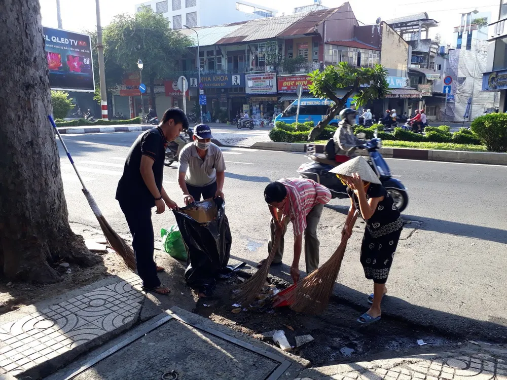 Cao điểm thi đua 200 ngày, quận 5 tổng vệ sinh, cải tạo chung cư, sửa nhà, tặng cây cho người dân  ảnh 3