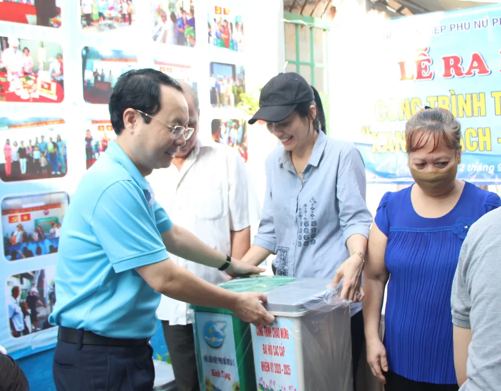 Cao điểm thi đua 200 ngày, quận 5 tổng vệ sinh, cải tạo chung cư, sửa nhà, tặng cây cho người dân  ảnh 4