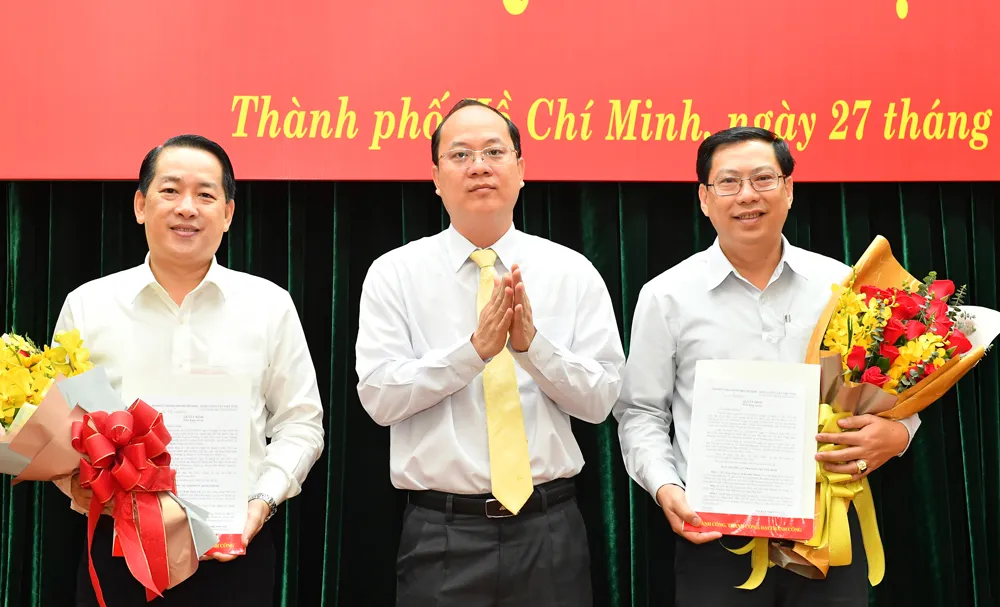 Phó Bí thư Thành ủy TPHCM Nguyễn Hồ Hải trao Quyết định cho 2 đồng chí  Kiều Ngọc Vũ và Trần Hữu Phước. Ảnh: VIỆT DŨNG