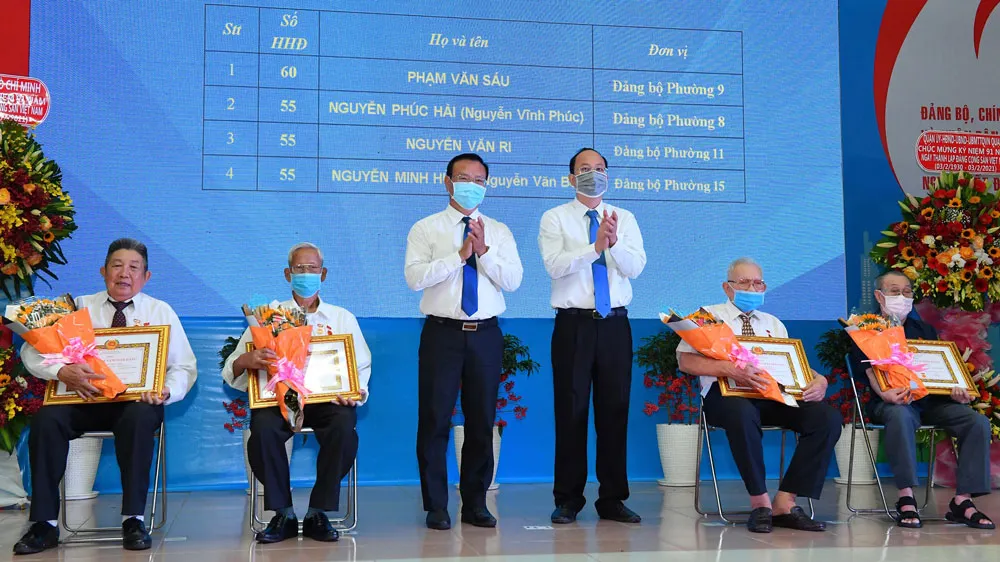 Quận 8 trao Huy hiệu Đảng cho 79 đảng viên ảnh 1