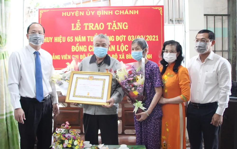 Trao Huy hiệu Đảng cho đảng viên cao tuổi Đảng