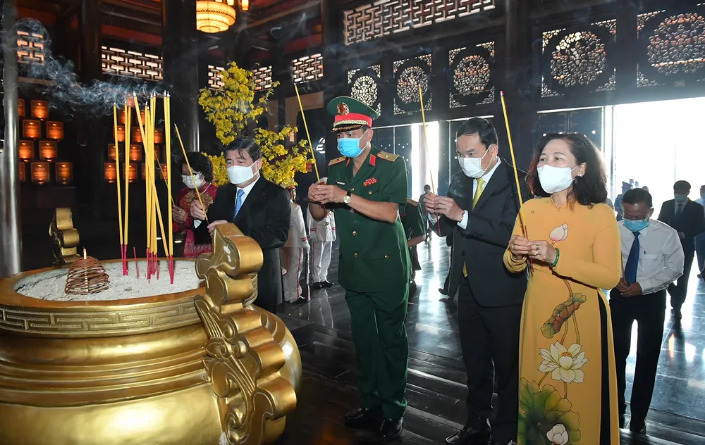 Dâng hương, dâng hoa nhân ngày họp mặt truyền thống cách mạng Sài Gòn - Chợ Lớn - Gia Định - TPHCM  ảnh 4