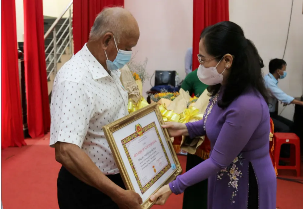 Đồng chí Nguyễn Thị Lệ trao huy hiệu đảng cho các đảng viên cao tuổi Đảng huyện Nhà Bè