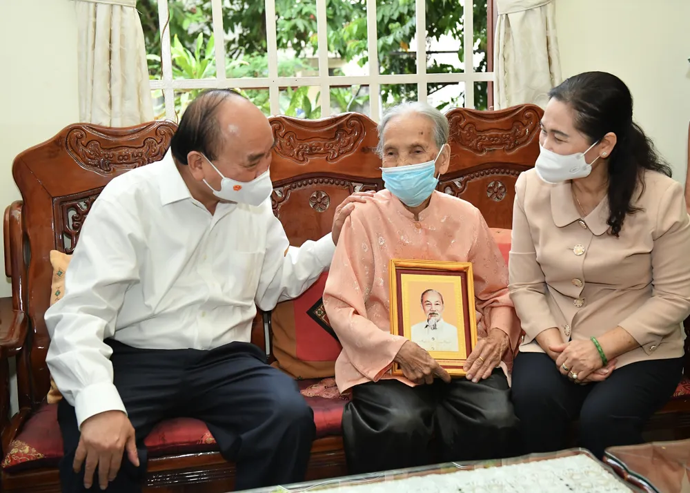 Chủ tịch nước Nguyễn Xuân Phúc: TPHCM muốn “đại bàng” đến “làm tổ” thì phải tạo thuận lợi cho nhà đầu tư  ​ ảnh 5