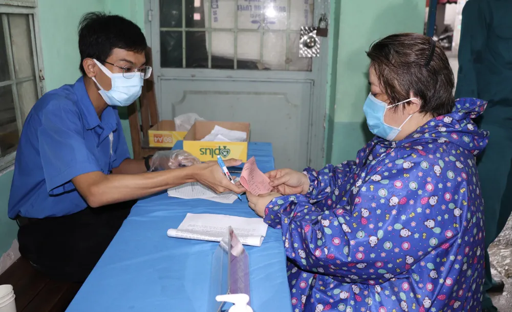 Nhiều cử tri TPHCM đội mưa đi bầu cử ảnh 2