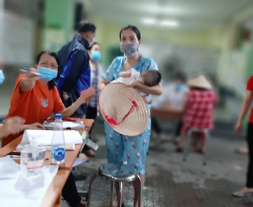 Nhiều cử tri TPHCM đội mưa đi bầu cử ảnh 5