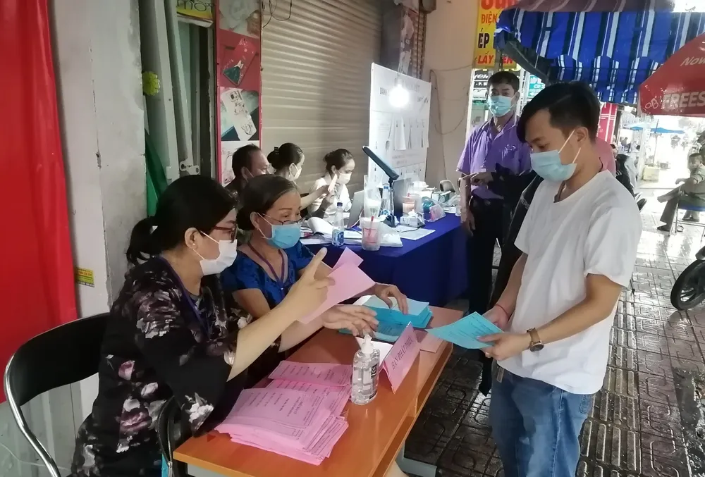 Nhiều cử tri TPHCM đội mưa đi bầu cử ảnh 4