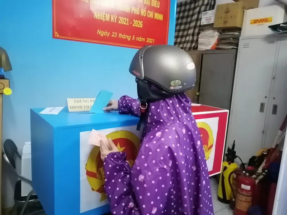 Nhiều cử tri TPHCM đội mưa đi bầu cử ảnh 3
