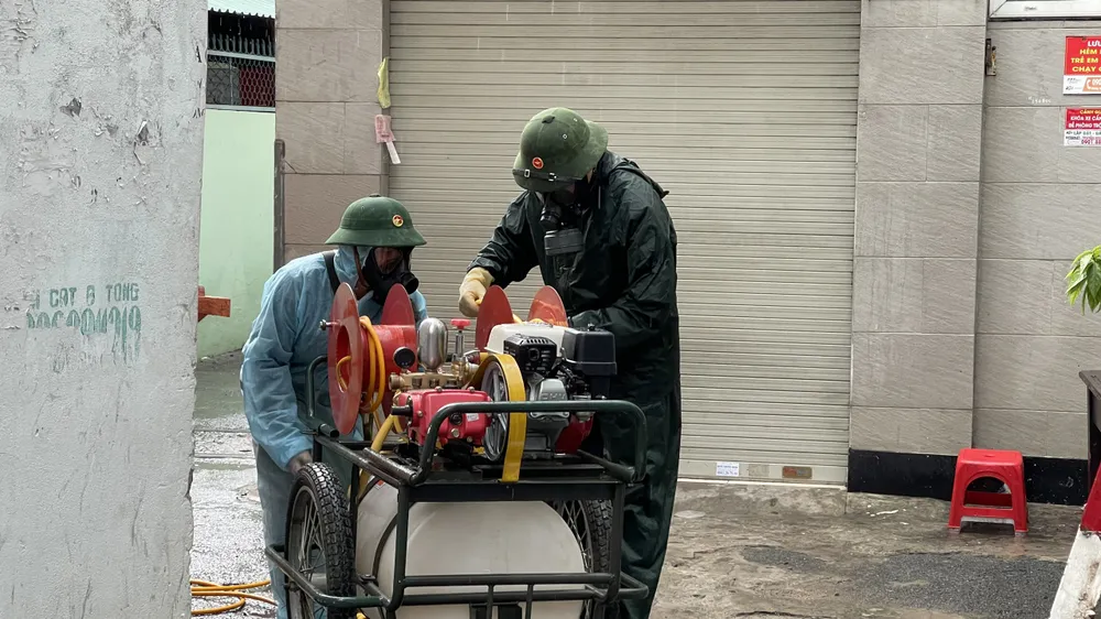 Quân đội phun khử khuẩn tại quận Gò Vấp, quận 12 ảnh 7