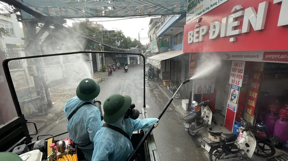 Quân đội phun khử khuẩn tại quận Gò Vấp, quận 12 ảnh 14