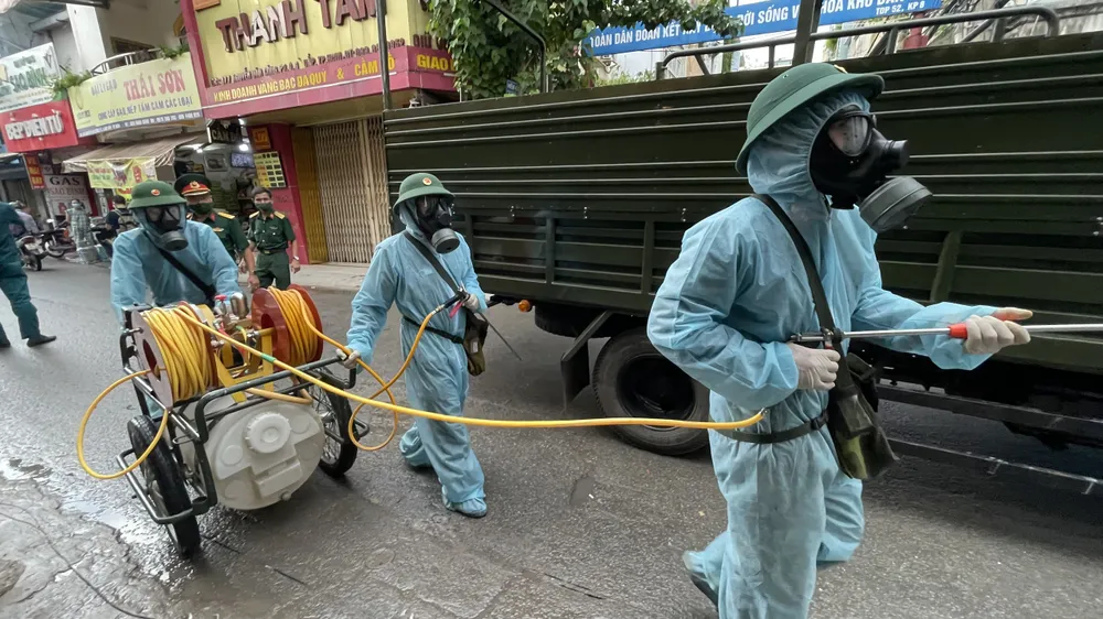 Quân đội phun khử khuẩn tại quận Gò Vấp, quận 12 ảnh 13