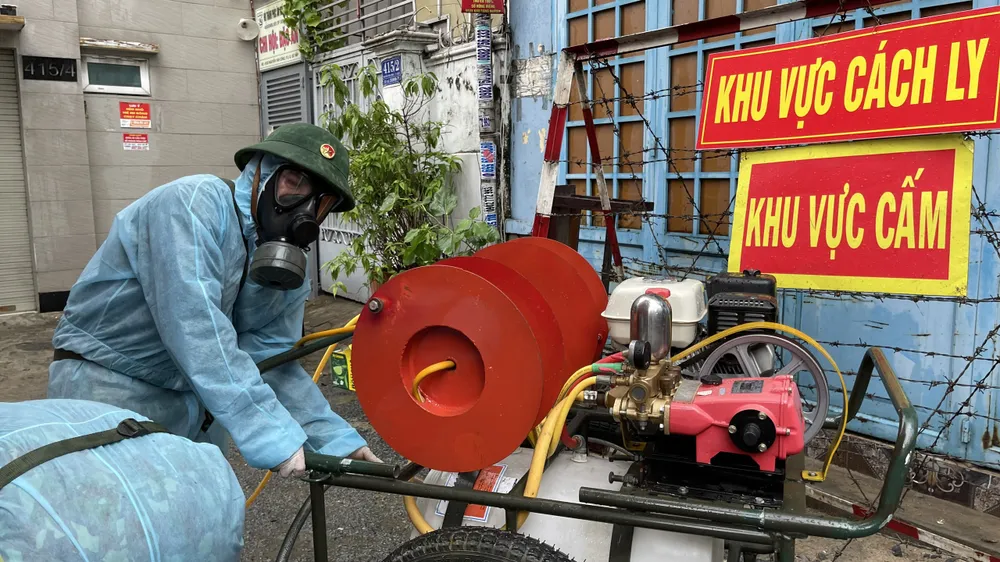 Quân đội phun khử khuẩn tại quận Gò Vấp, quận 12 ảnh 6