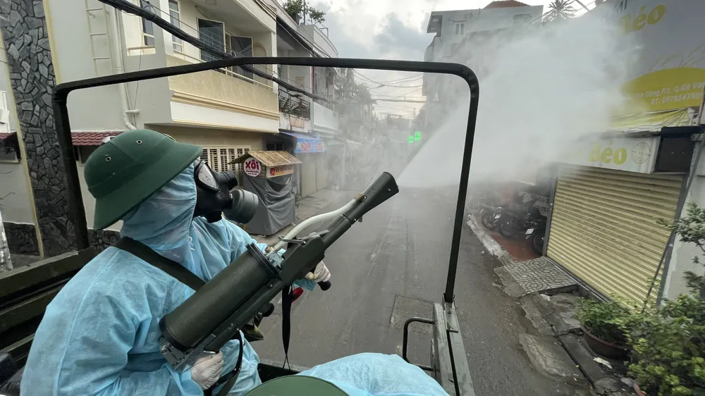 Quân đội phun khử khuẩn tại quận Gò Vấp, quận 12 ảnh 12