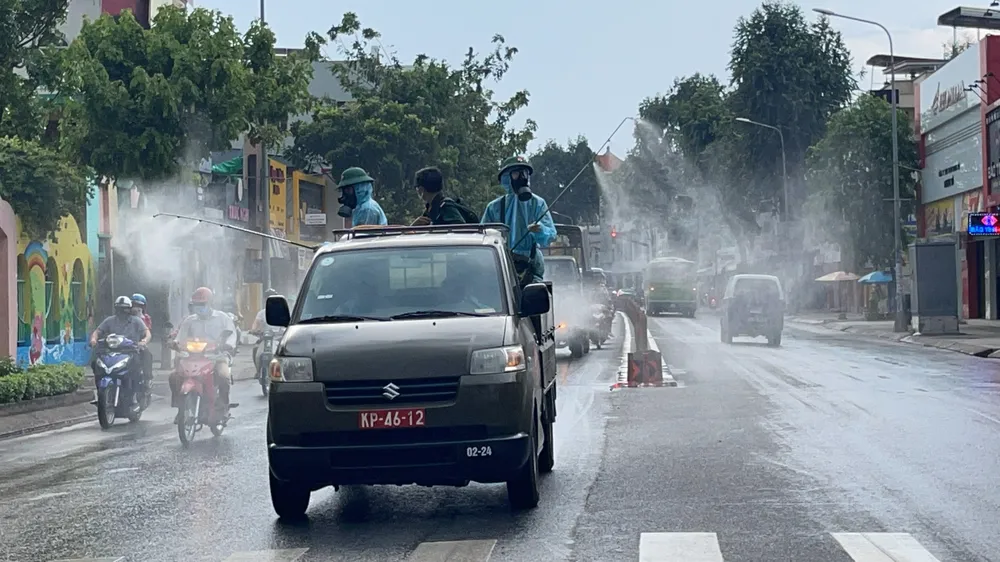 Quân đội phun khử khuẩn tại quận Gò Vấp, quận 12 ảnh 4