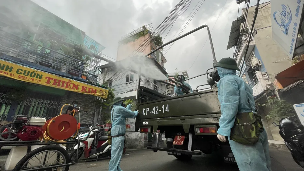 Quân đội phun khử khuẩn tại quận Gò Vấp, quận 12 ảnh 11
