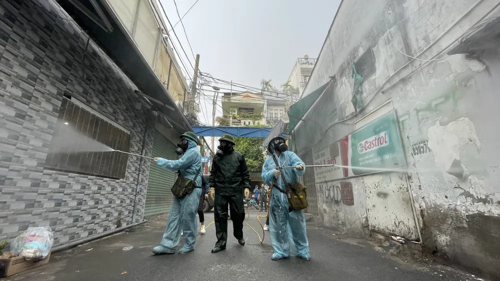 Quân đội phun khử khuẩn tại quận Gò Vấp, quận 12 ảnh 10