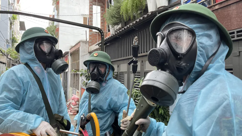 Quân đội phun khử khuẩn tại quận Gò Vấp, quận 12 ảnh 15