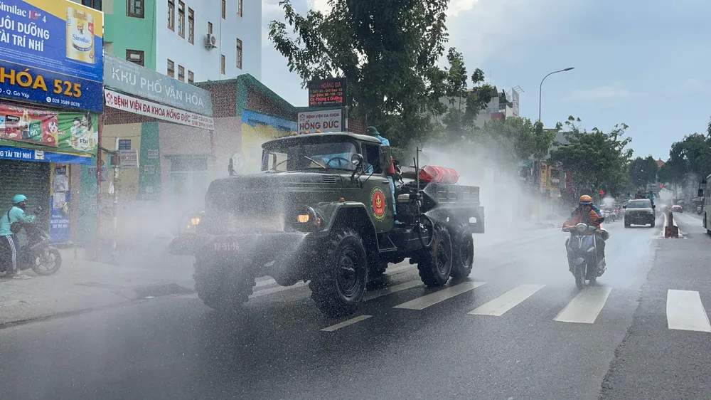 Quân đội phun khử khuẩn tại quận Gò Vấp, quận 12 ảnh 2