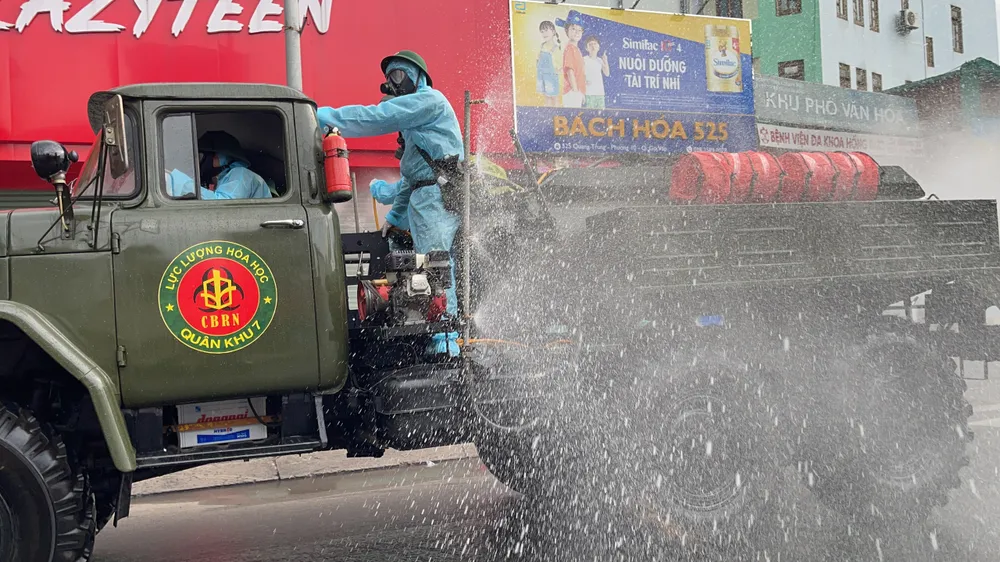 Quân đội phun khử khuẩn tại quận Gò Vấp, quận 12 ảnh 3