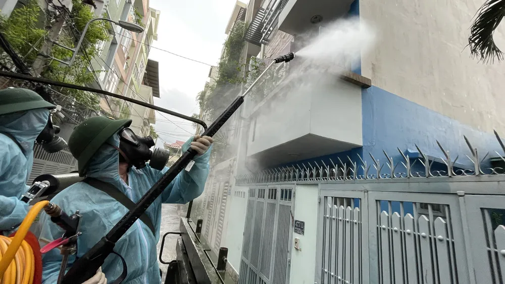 Quân đội phun khử khuẩn tại quận Gò Vấp, quận 12 ảnh 8
