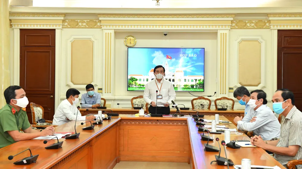 Chánh văn phòng UBNDTPHCM Hà Phước Thắng chủ trì họp báo. Ảnh: VIỆT DŨNG