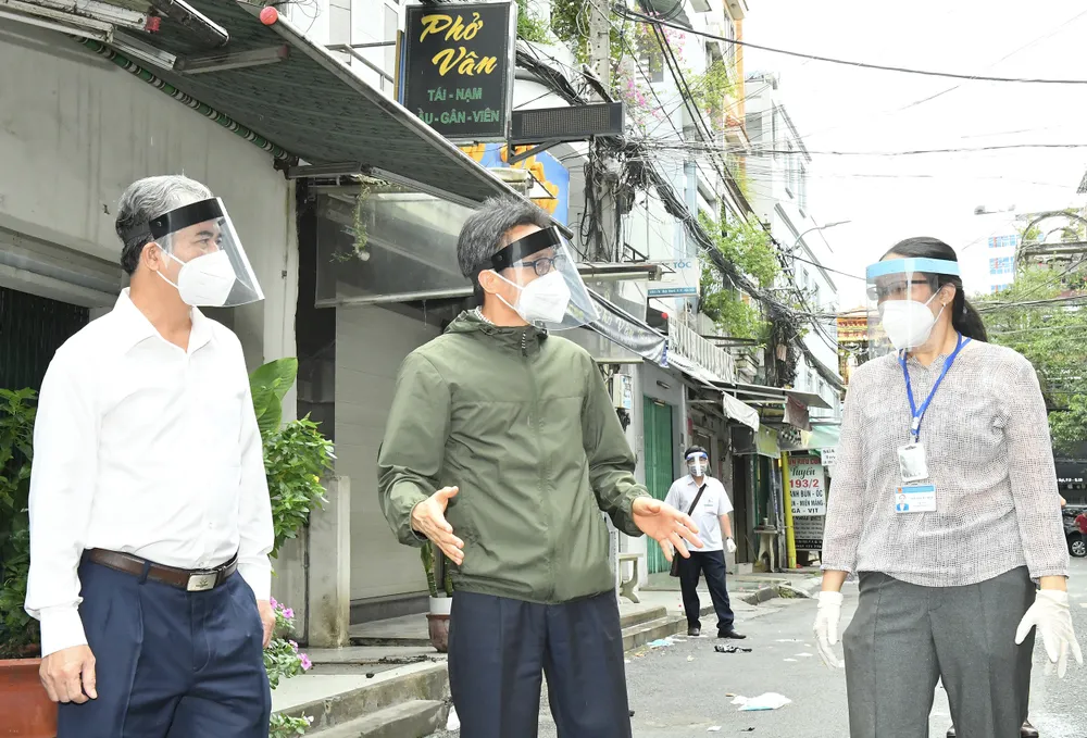 Phó Thủ tướng Vũ Đức Đam yêu cầu: Cách ly nghiêm ngặt, tránh “bên ngoài giăng dây, bên trong lỏng lẻo” ảnh 4
