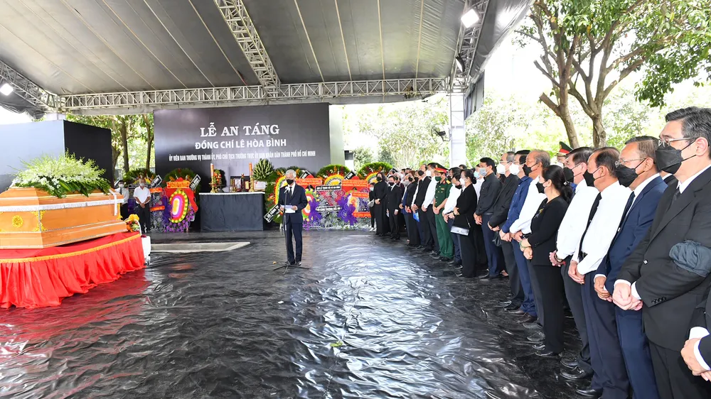 Lễ truy điệu và tiễn đưa đồng chí Lê Hòa Bình về nơi an nghỉ cuối cùng ảnh 15