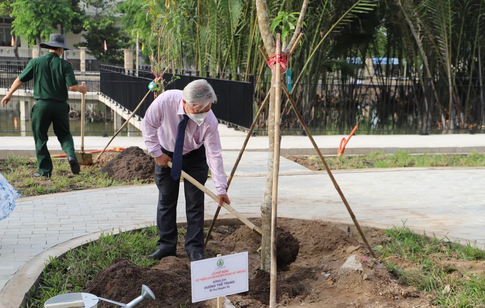 Chủ tịch HĐND TPHCM Nguyễn Thị Lệ trao Huy hiệu Đảng cho đảng viên cao tuổi đảng tại quận 3 ảnh 8