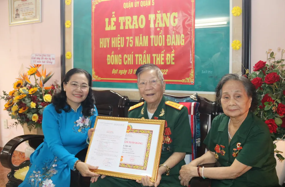 Quận 5 có 6 đồng chí nhận Huy hiệu 75 năm tuổi Đảng ảnh 3
