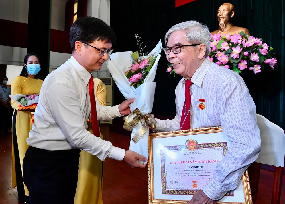 Quận 5 có 6 đồng chí nhận Huy hiệu 75 năm tuổi Đảng ảnh 5