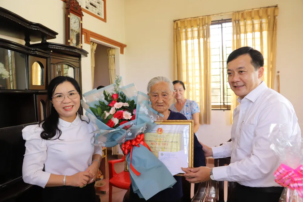 Đoàn ĐBQH TPHCM thăm, chúc thọ người cao tuổi tiêu biểu ảnh 3