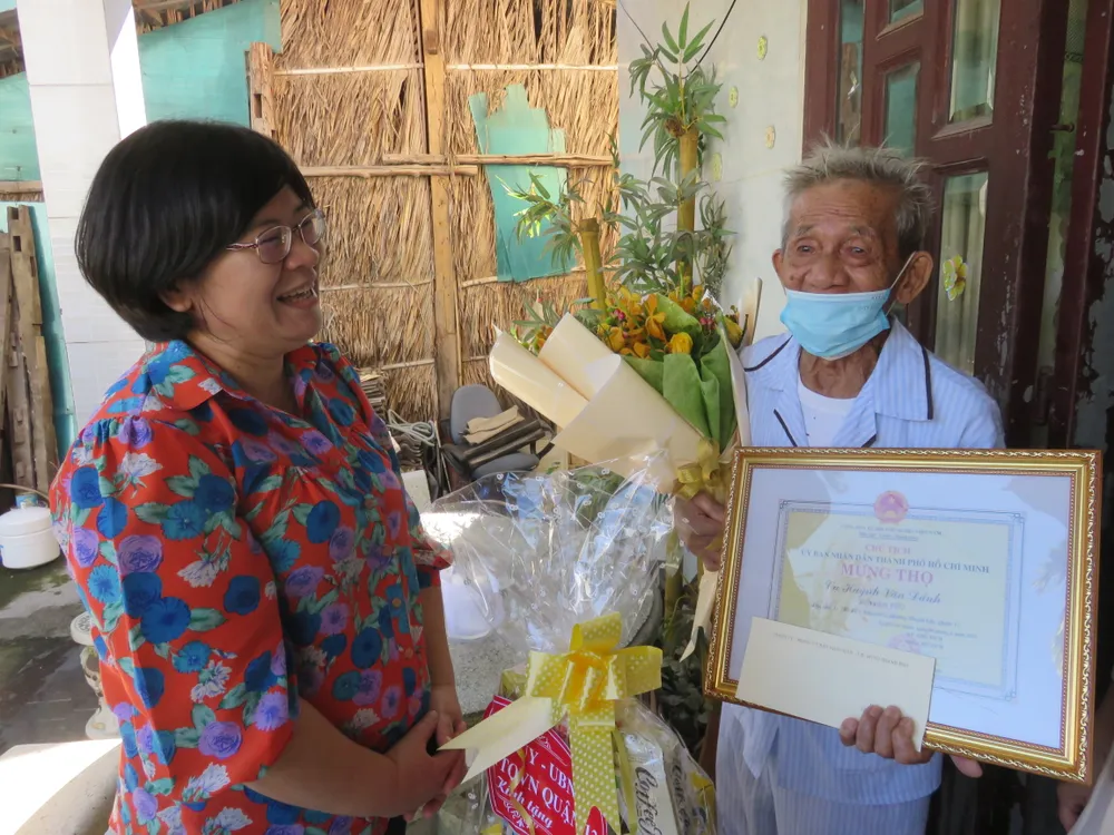 Đoàn ĐBQH TPHCM thăm, chúc thọ người cao tuổi tiêu biểu ảnh 2