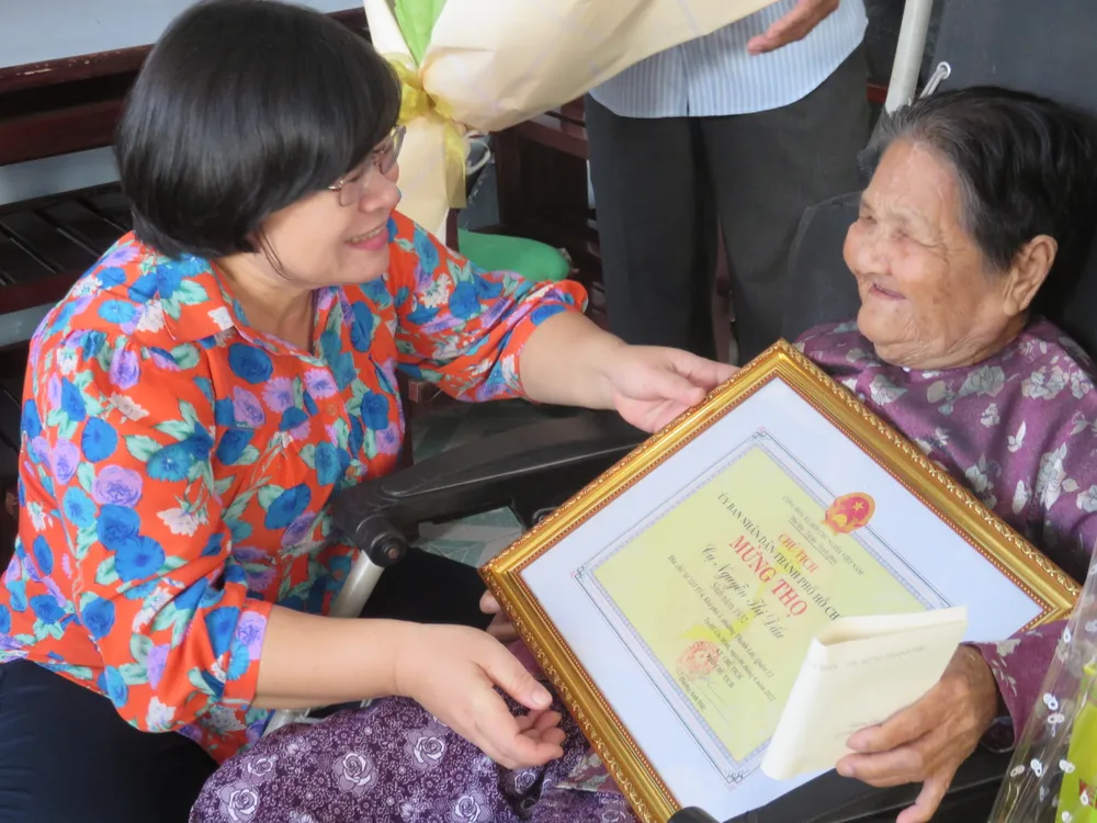 Đoàn ĐBQH TPHCM thăm, chúc thọ người cao tuổi tiêu biểu ảnh 1