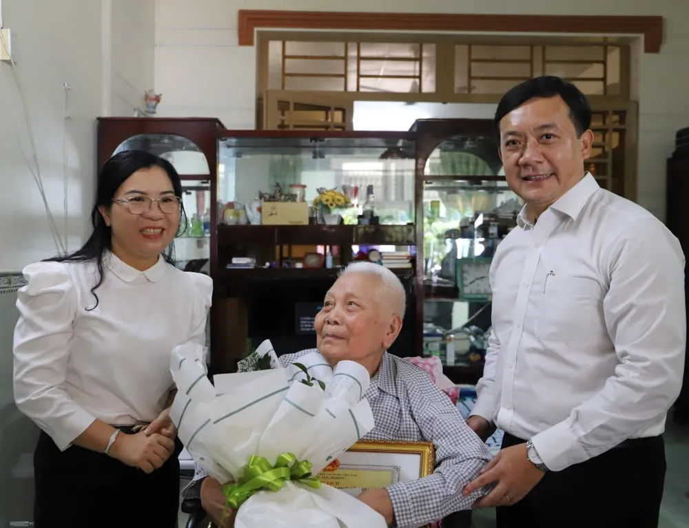 Đoàn ĐBQH TPHCM thăm, chúc thọ người cao tuổi tiêu biểu ảnh 4