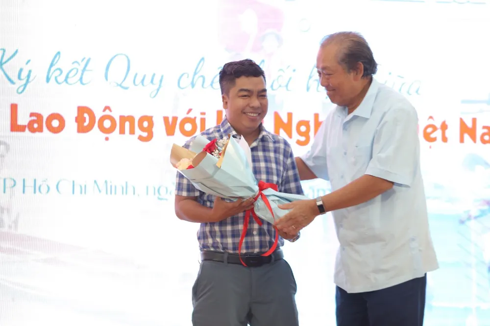 Báo Người Lao Động phát động 2 cuộc thi về chủ quyền quốc gia và cờ Tổ quốc ảnh 1