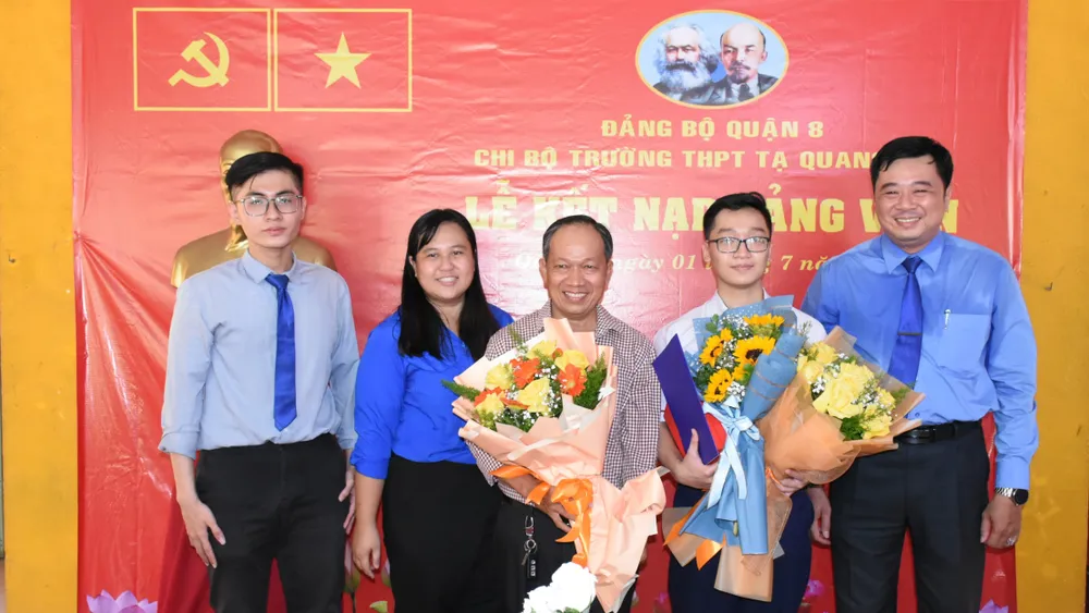 Một học sinh phổ thông tại quận 8, TPHCM được kết nạp Đảng ảnh 2