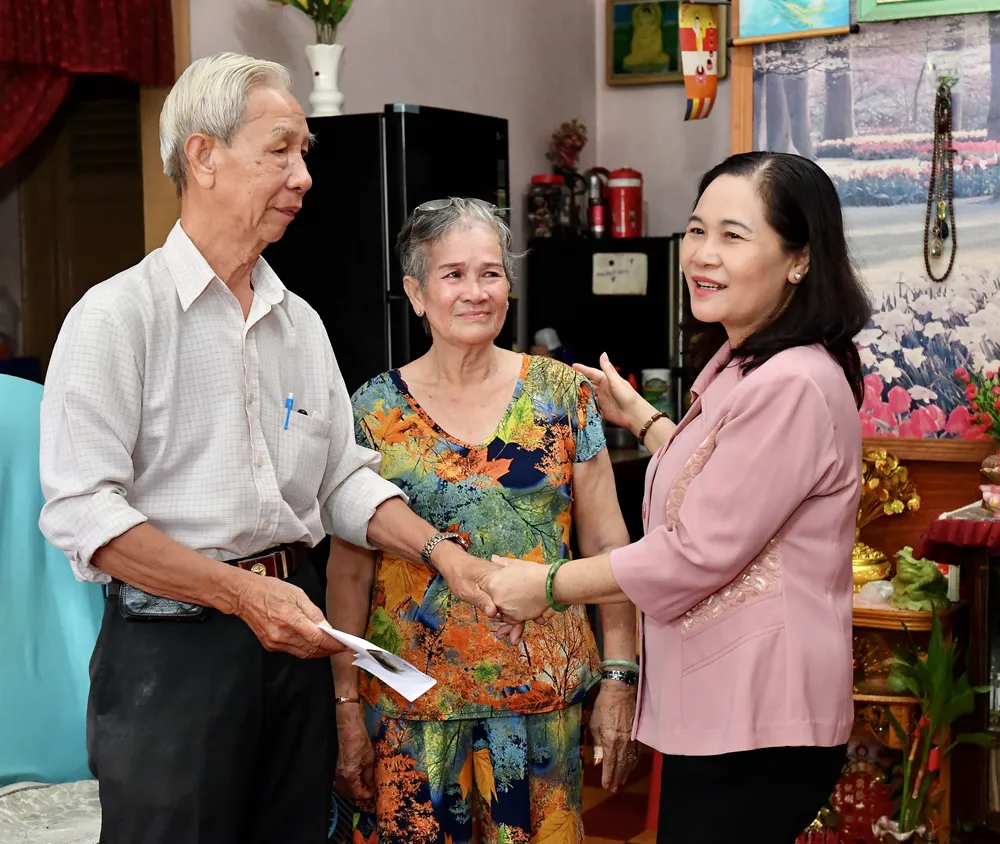 Chủ tịch HĐND TPHCM Nguyễn Thị Lệ thăm gia đình chính sách ở quận Bình Thạnh nhân dịp 27-7 ảnh 2