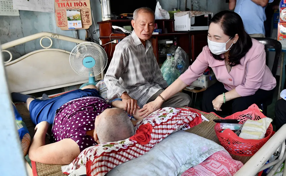 Chủ tịch HĐND TPHCM Nguyễn Thị Lệ thăm gia đình chính sách ở quận Bình Thạnh nhân dịp 27-7 ảnh 1