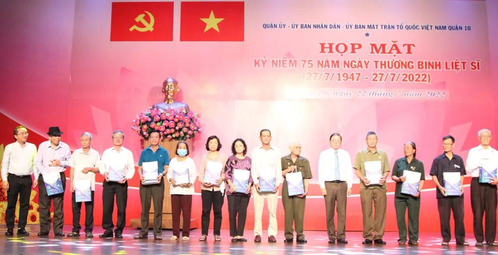 Quận 10 họp mặt tri ân các Mẹ Việt Nam Anh hùng, thương binh nhân dịp 27-7 ảnh 2