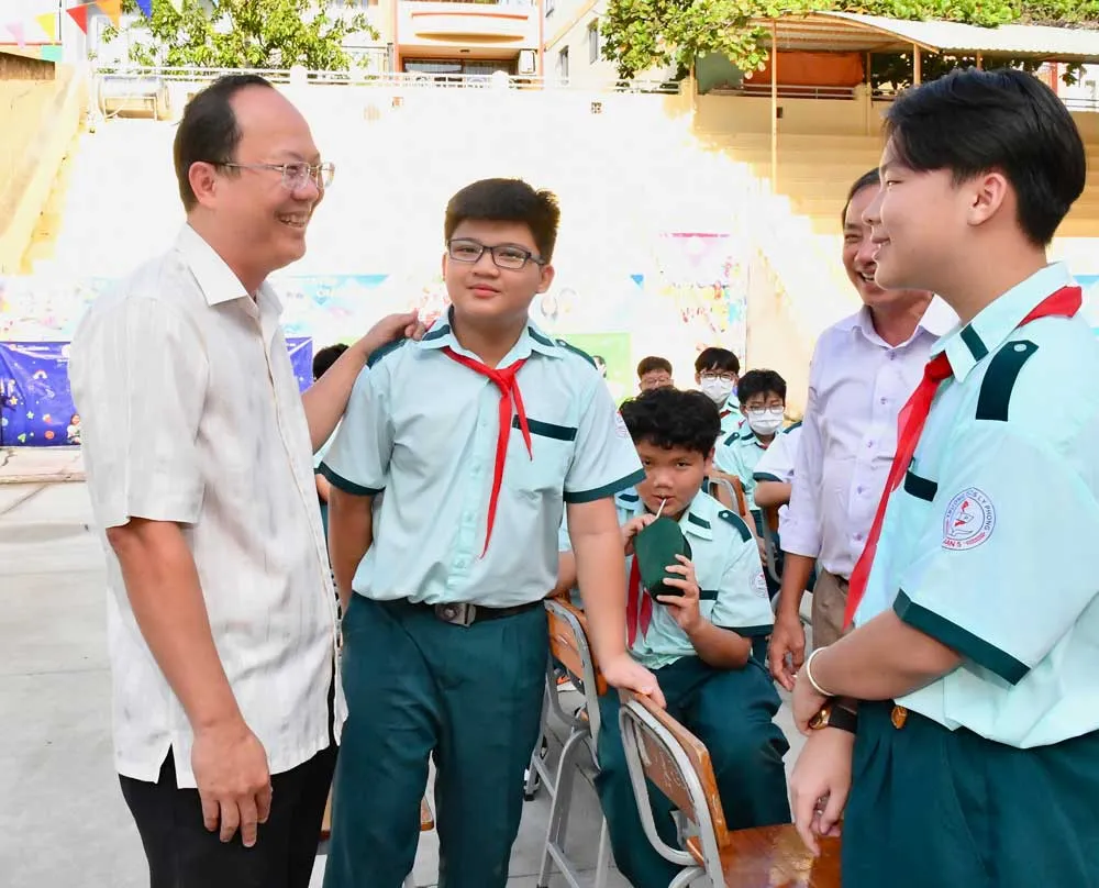 Trồng bàng vuông do chiến sĩ Trường Sa tặng tại trường học quận 5 ảnh 3