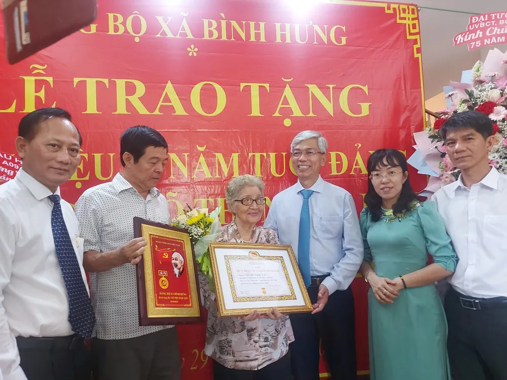 Đảng ủy Khối Dân - Chính - Đảng TPHCM trao Huy hiệu Đảng cho 16 đảng viên cao tuổi Đảng ảnh 3