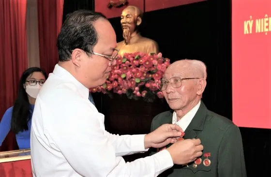 Trao tặng Huy hiệu Đảng cho các đảng viên cao tuổi Đảng ở Nhà Bè ảnh 1