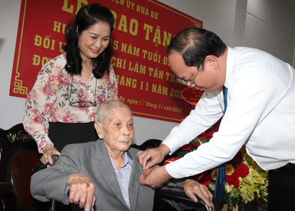 Trao tặng Huy hiệu Đảng cho các đảng viên cao tuổi Đảng ở Nhà Bè ảnh 2