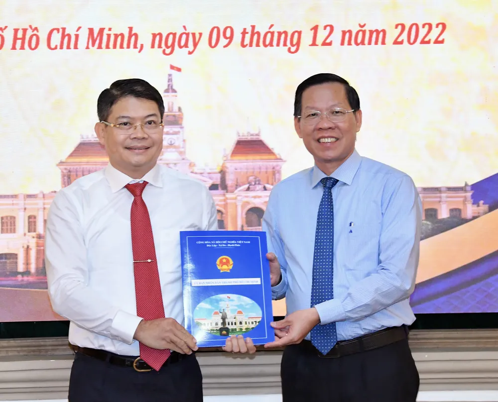 Chủ tịch UBND TPHCM Phan Văn Mãi trao quyết định bổ nhiệm cho đồng chí Nguyễn Thành Lợi. Ảnh: VIỆT DŨNG