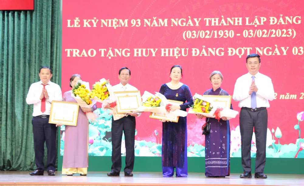 Các đảng viên nhận Huy hiệu 55 năm tuổi Đảng. Ảnh: MH