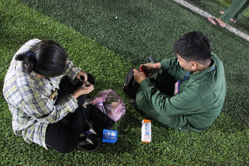 Tân binh Đinh Như Quang được mẹ chuẩn bị cho bọc kim chỉ và chiếc đèn pin nhỏ. Ảnh: MAI HOA