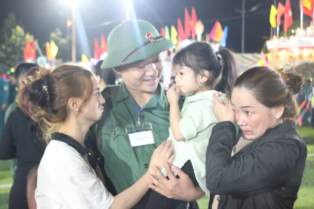 Tân binh Trần Vĩnh Khang bên gia đình. Ảnh: MAI HOA