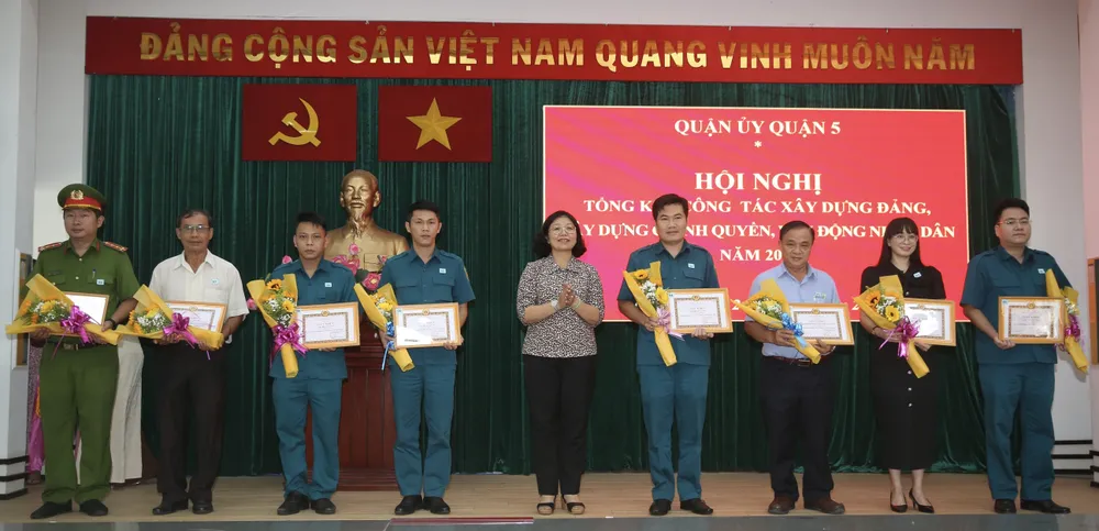 Bí thư Quận ủy quận 5 Huỳnh Ngọc Nữ Phương Hồng trao giấy khen cho các tập thể, cá nhân